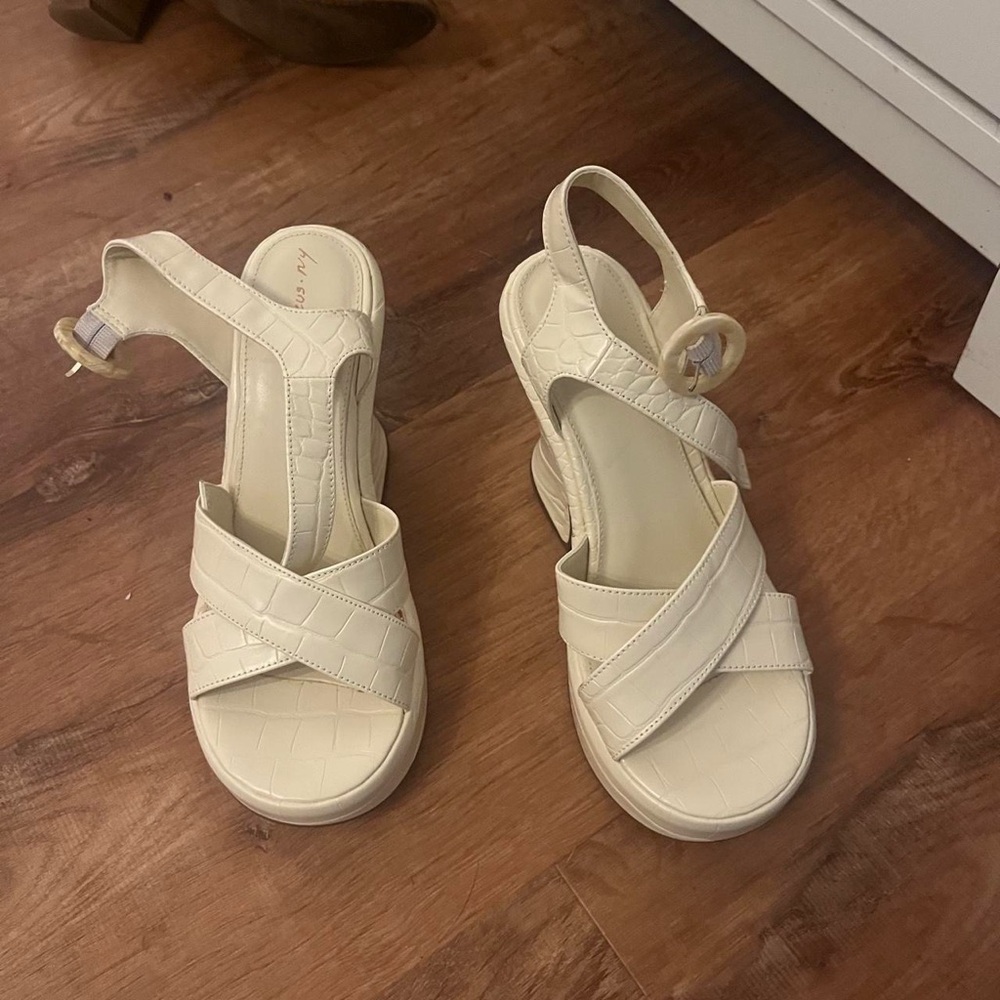 Circus by Sam Edelman Cream Croc Sandals